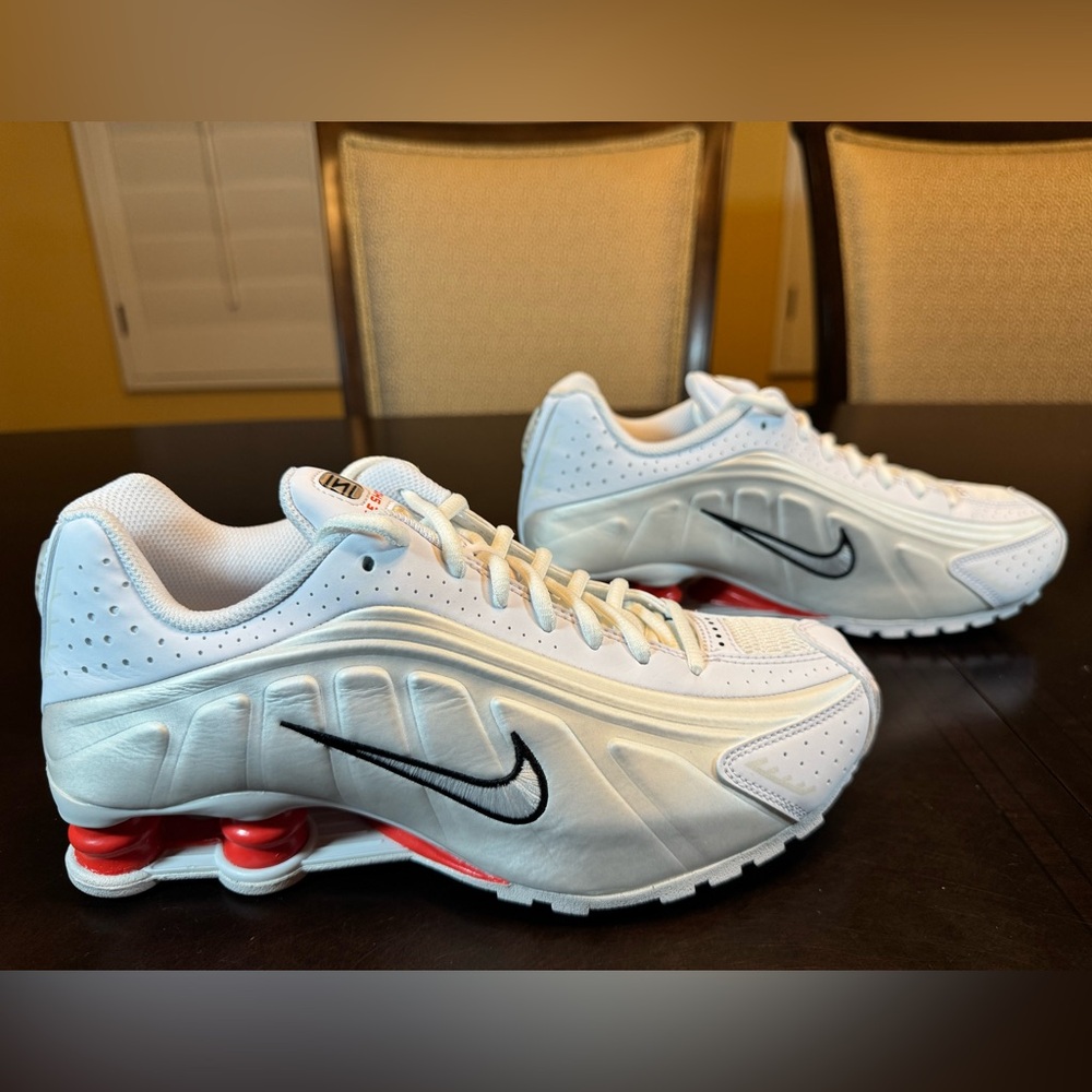 New Nike Shox R4 White Red Sneaker Shoes Size US 6Y - Picture 2 of 14